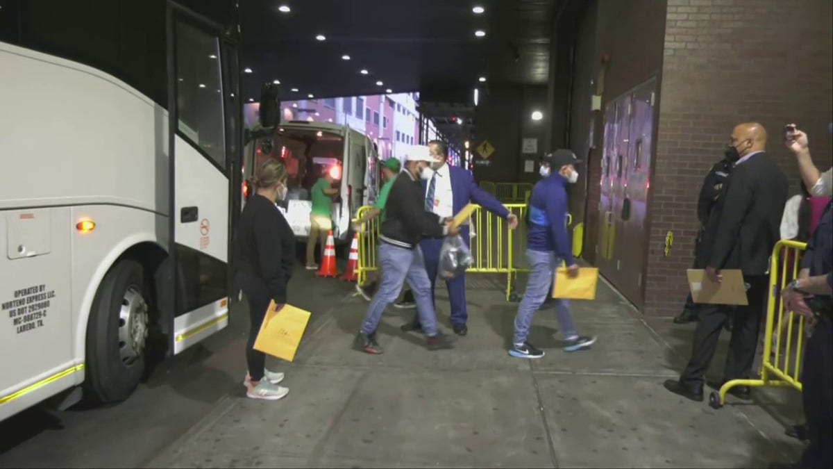 Bus arrives in NYC carrying migrants from Texas