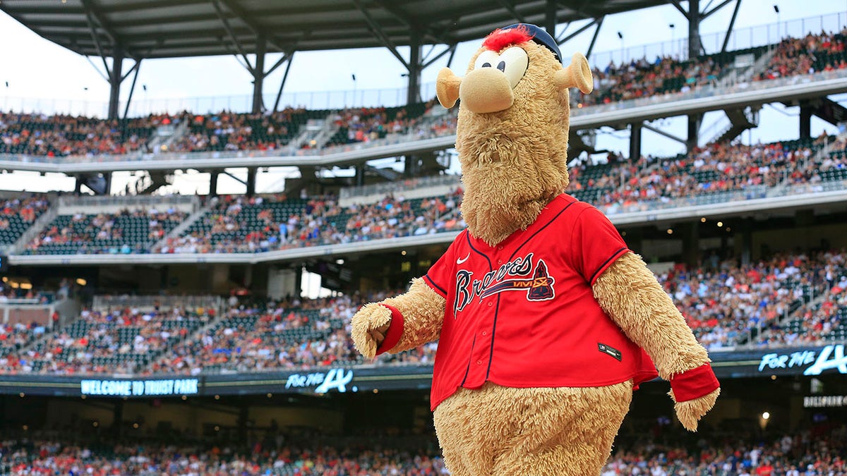 Atlanta Braves Mascot Blooper Lays Out Competition During Race – OutKick
