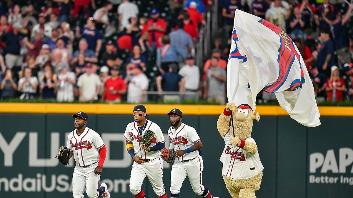 WATCH: Atlanta Braves mascot Blooper celebrates the NL East title