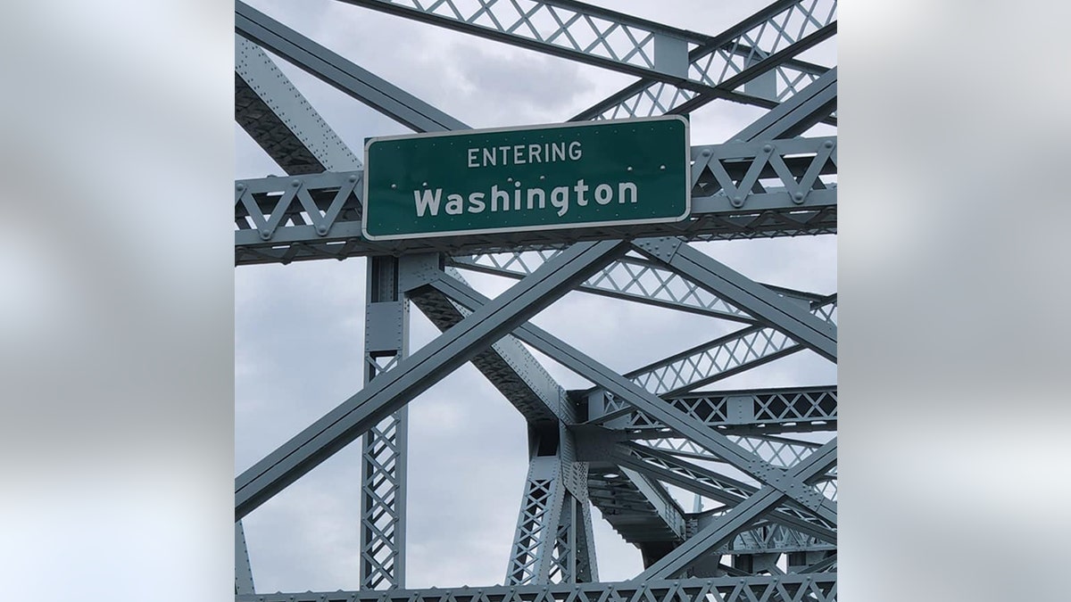 Welcome to Washington sign on the bridge