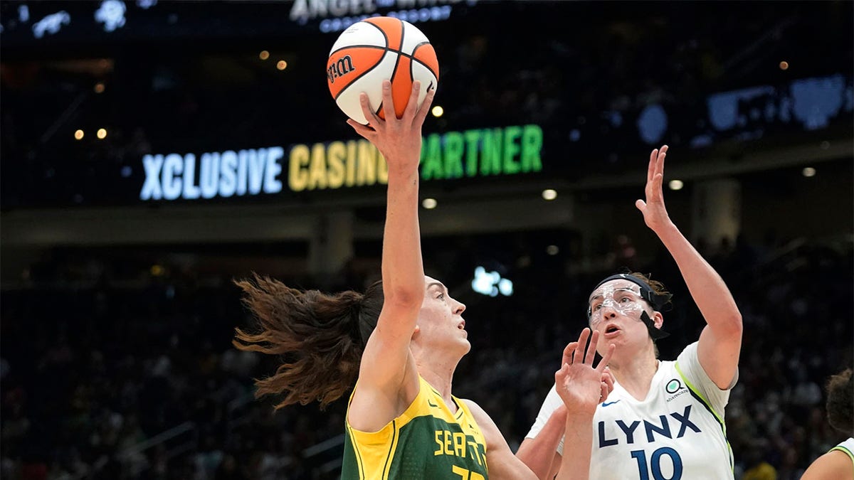 Breanna Stewart shoots layup