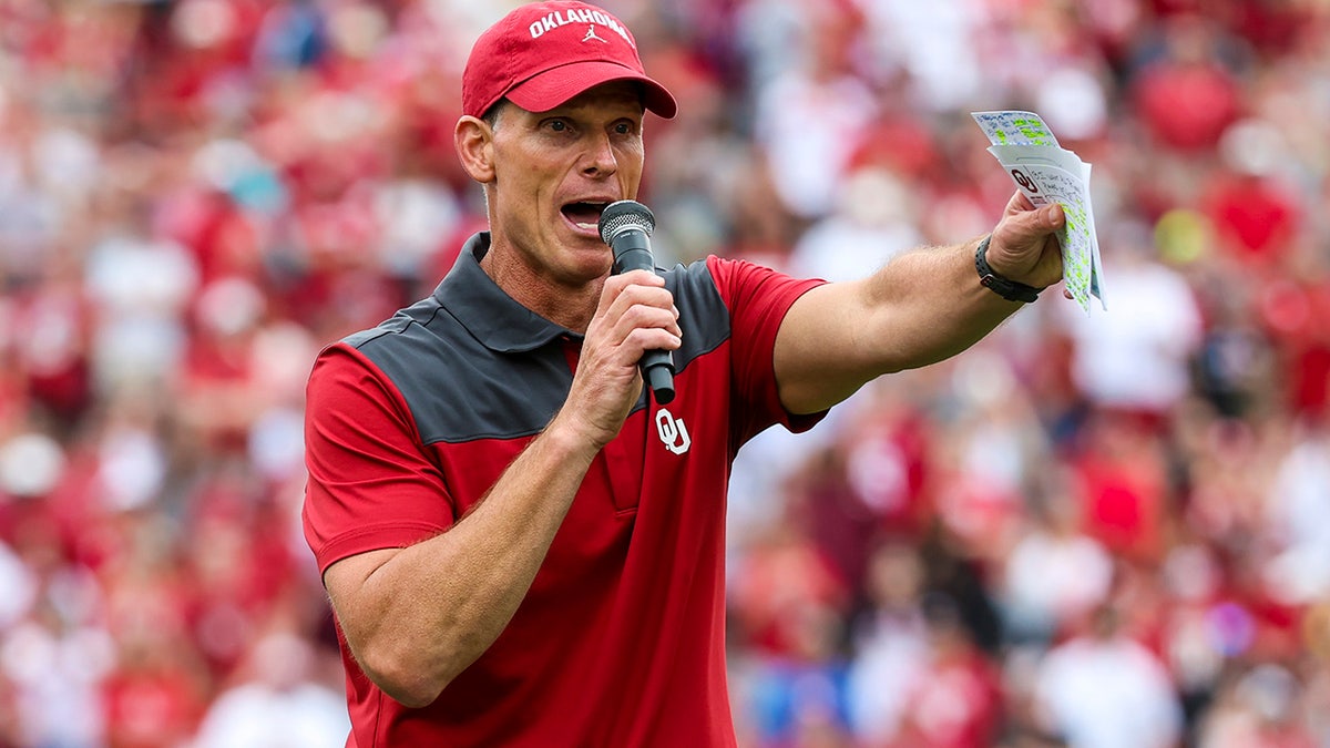 Brent Venables at Gaylord Family Oklahoma Memorial Stadium