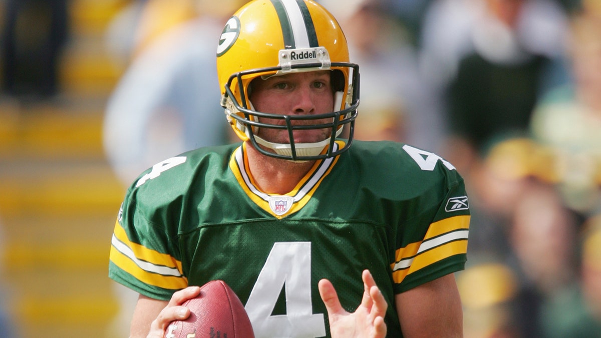 Brett Favre in 2004 with Packers
