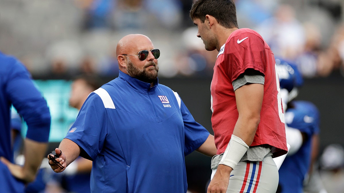 Brian Daboll talks to Daniel Jones