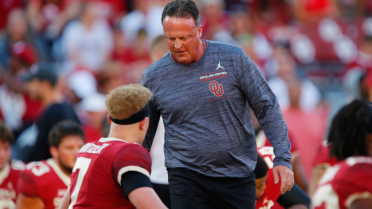 Cale Gundy talks to Spencer Rattler