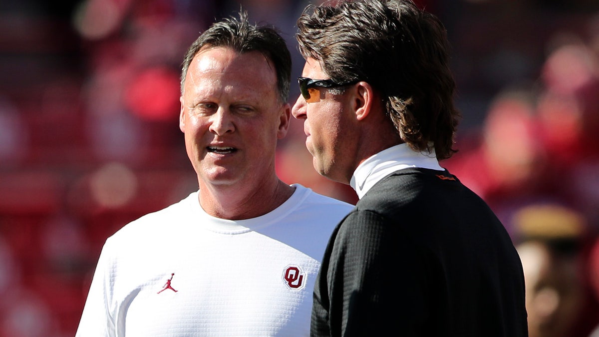 Cale Gundy talks to his brother Mike