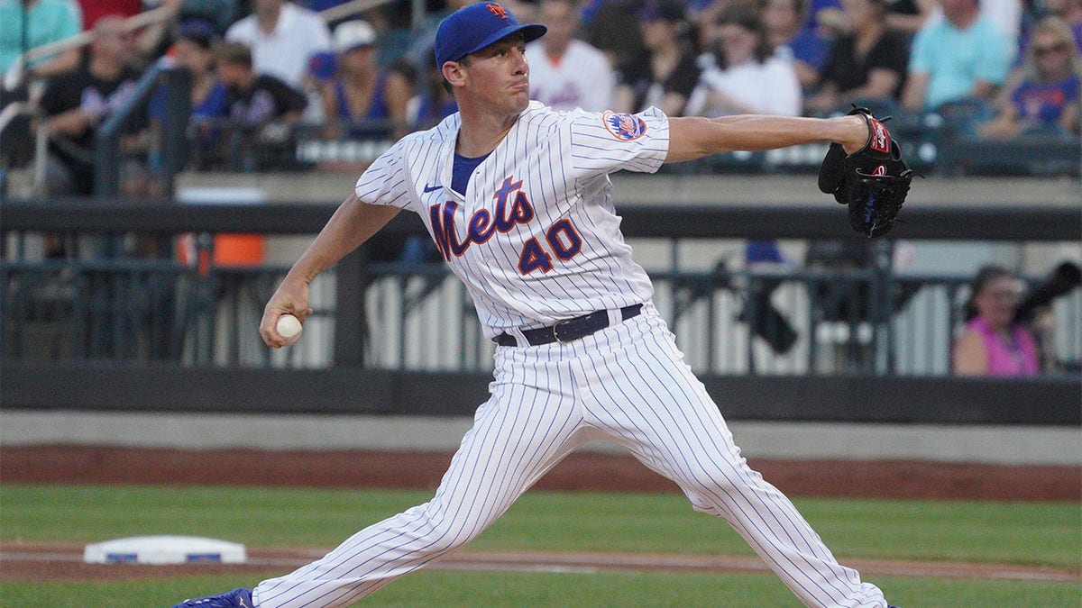 Chris Bassitt throws pitch