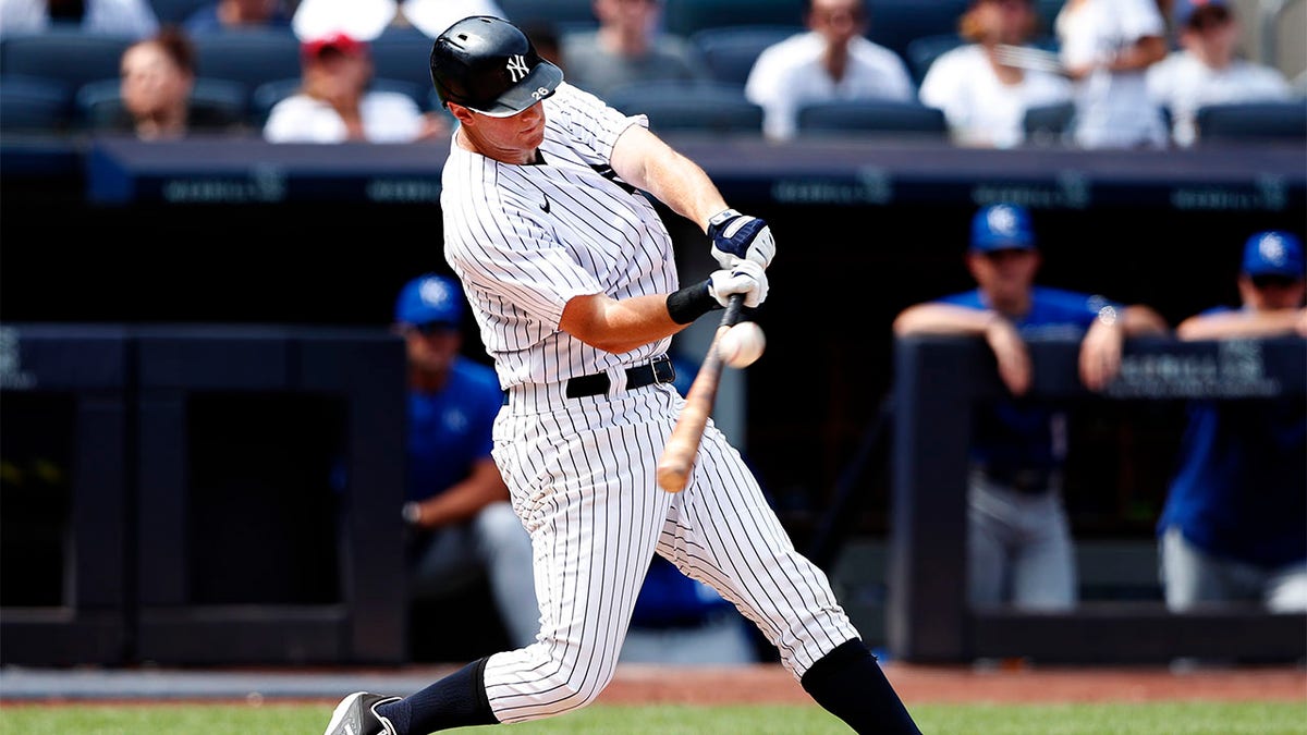 DJ LeMahieu hits home run