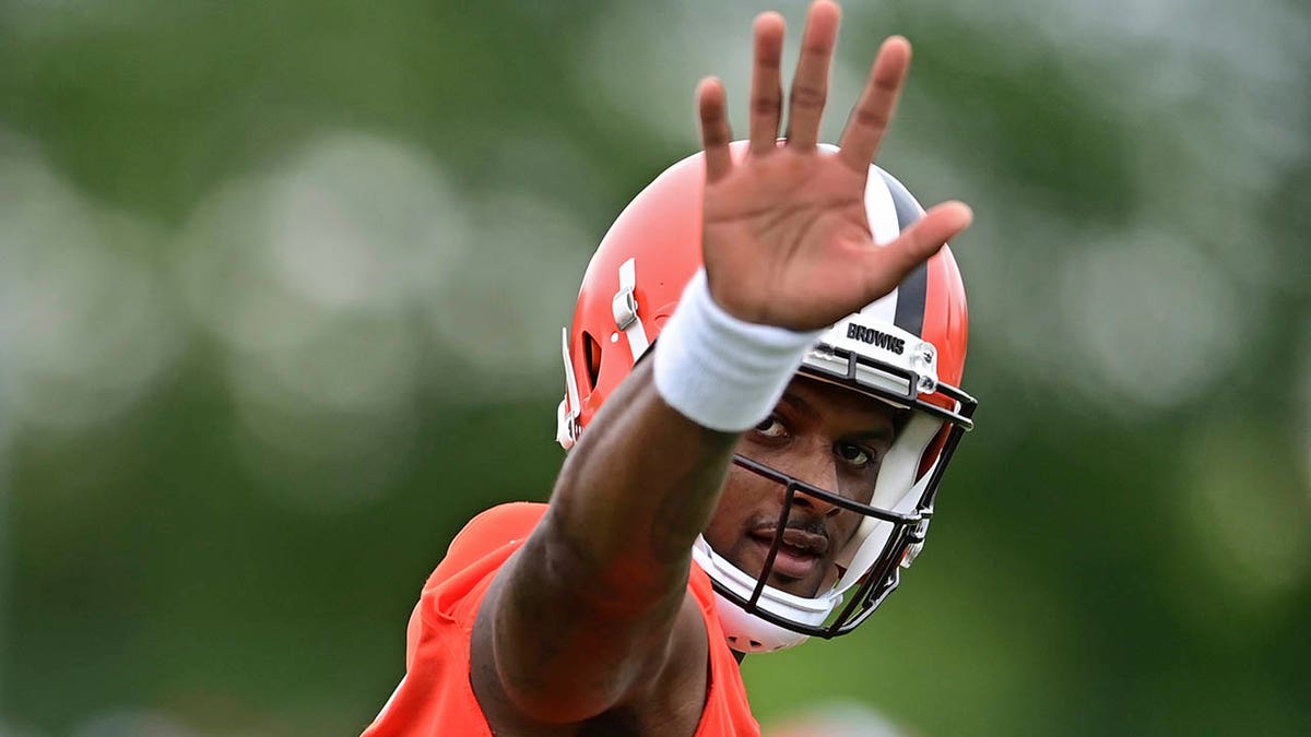 Deshaun Watson waves