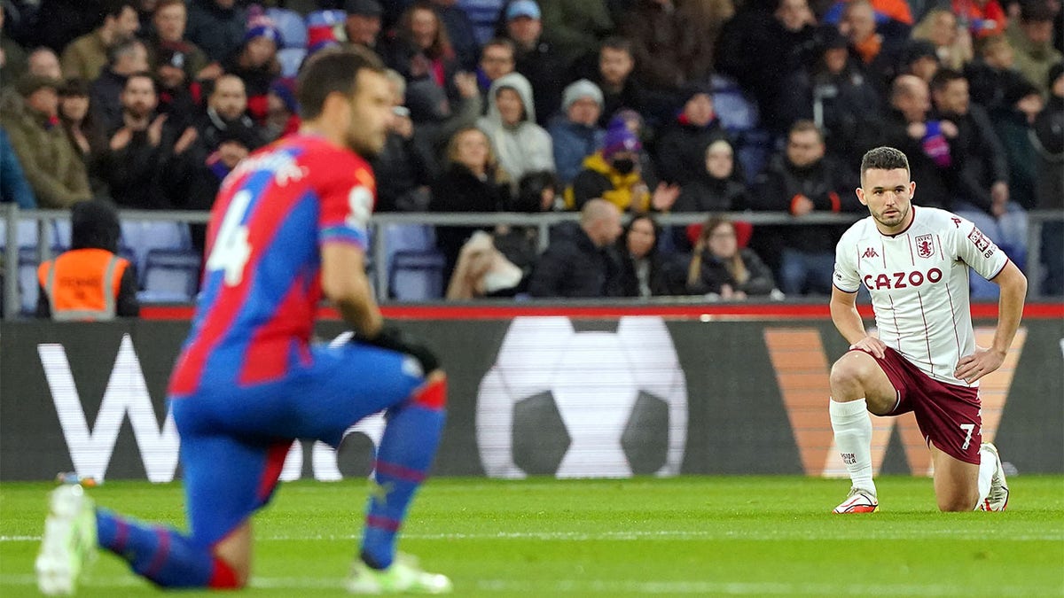 Premier League players take knee pregame