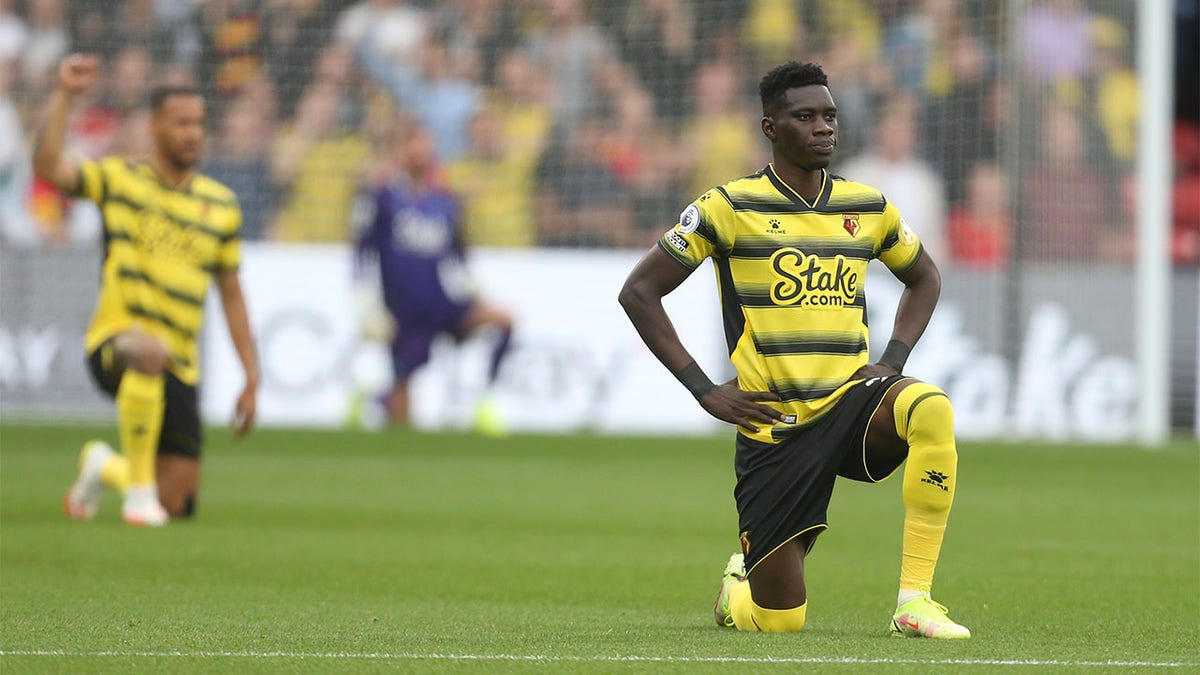 Ismail Sarr takes knee pregame
