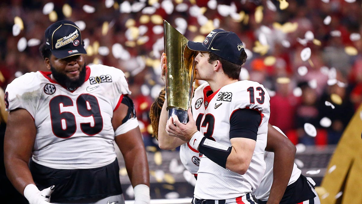 Stetson Bennett kisses trophy