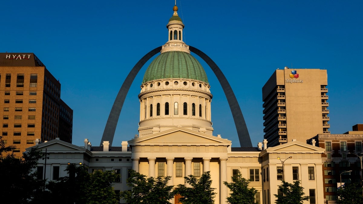 The St. Louis courthouse and the Gateway Arch
