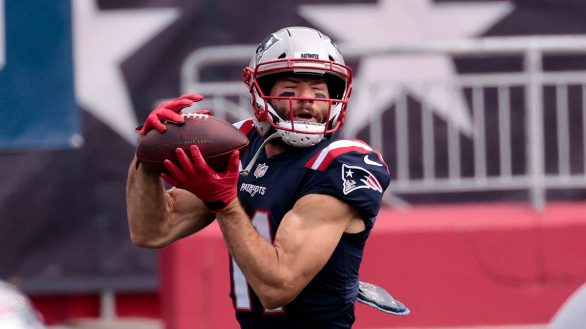 El receptor abierto Julian Edelman contra los Raiders