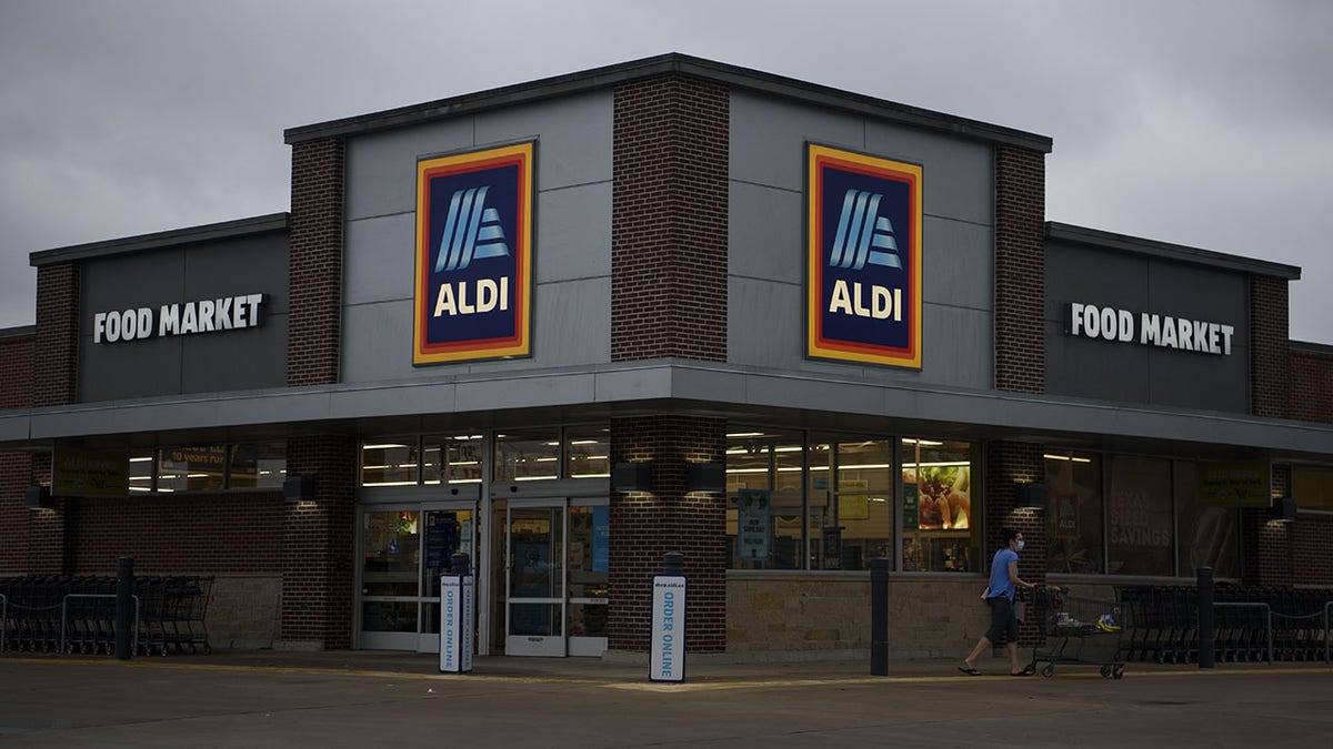 The extracurricular  of an Aldi store.