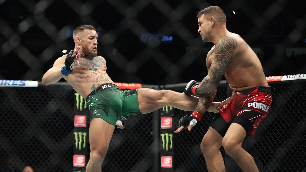 Conor McGregor da una patada a Dustin Poirier