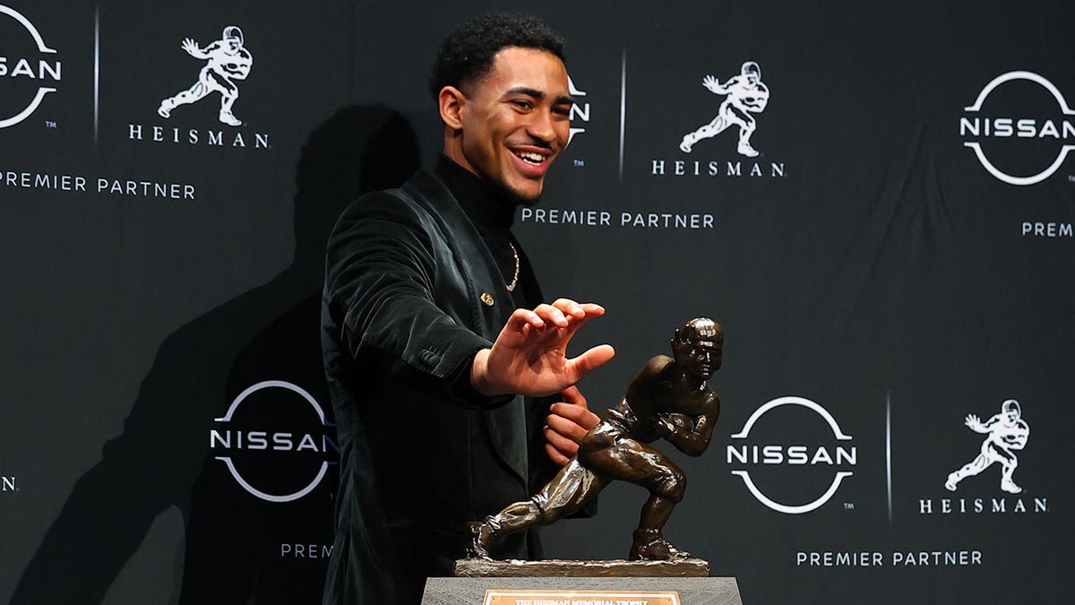 Bryce Young with the Heisman trophy