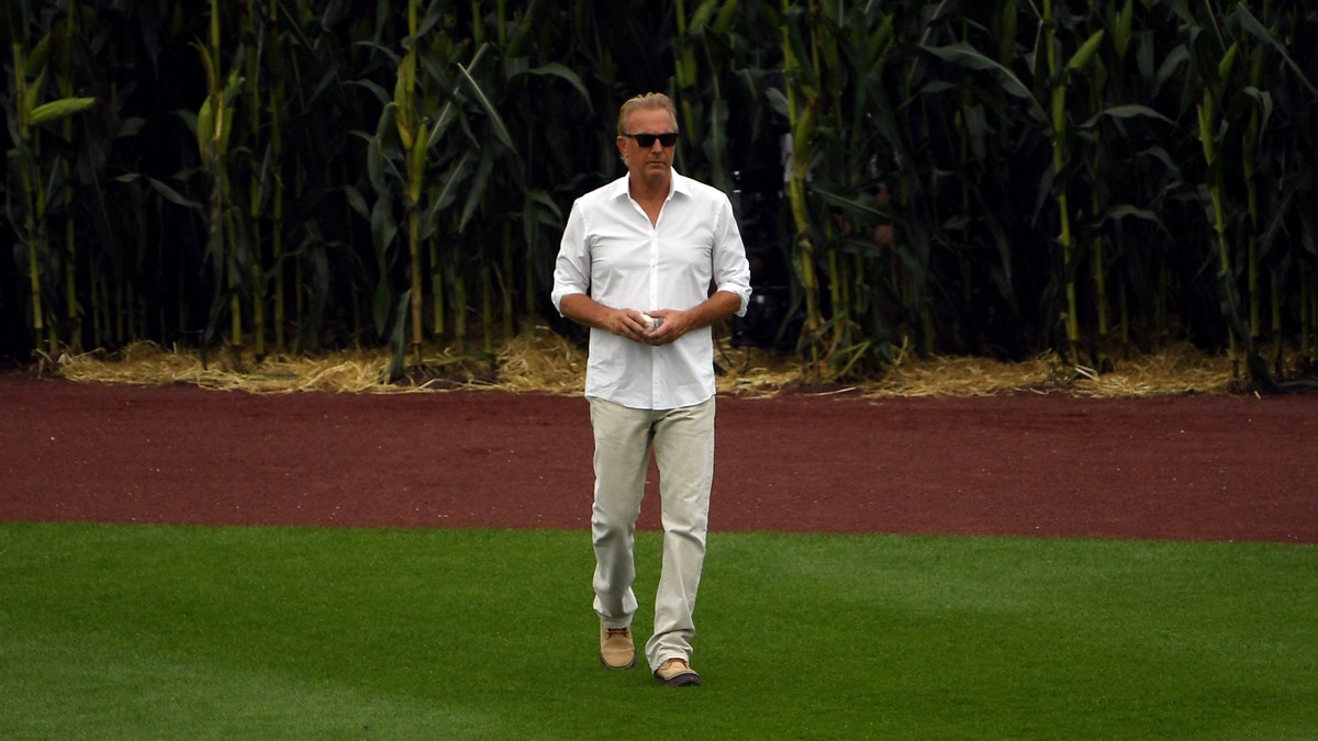 Kevin Costner MLB "Field of Dreams"