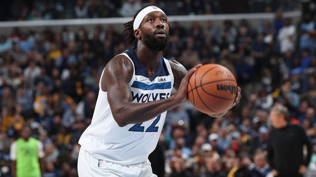 Timberwolves' Patrick Beverley shoots a free throw