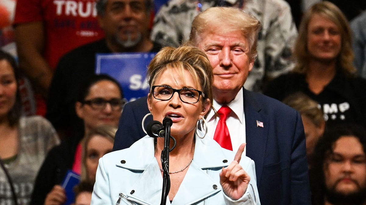 Sarah Palin speaks at Trump rally