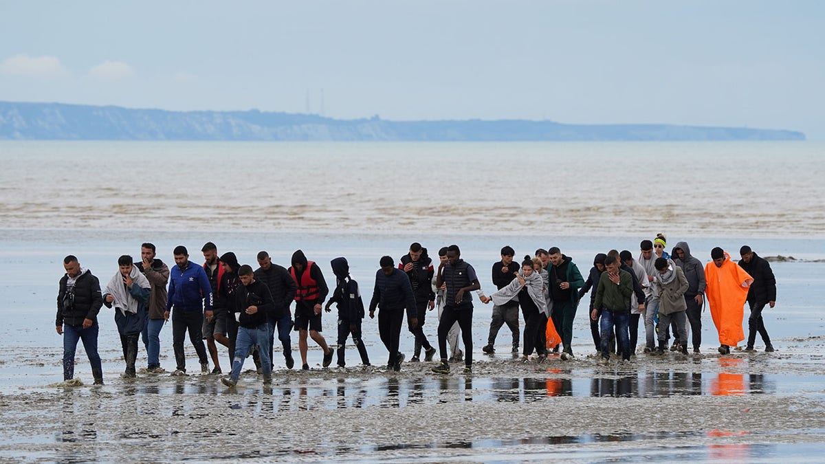Migrants cross U.K. English Channel