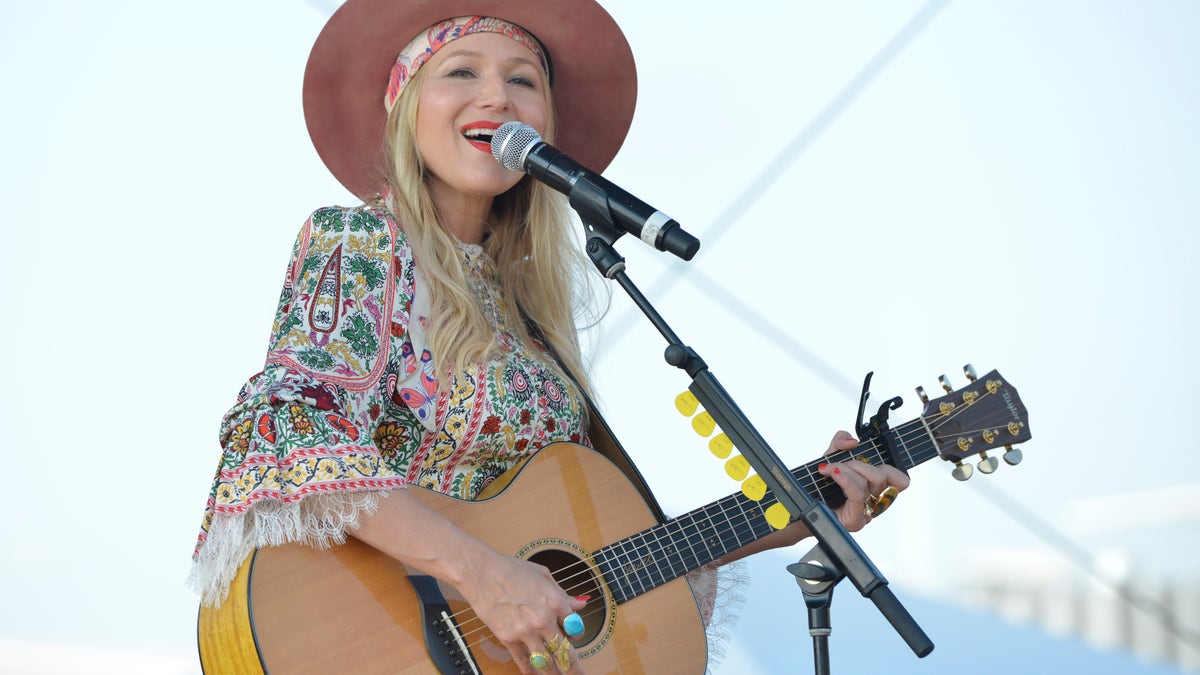 Jewel singing