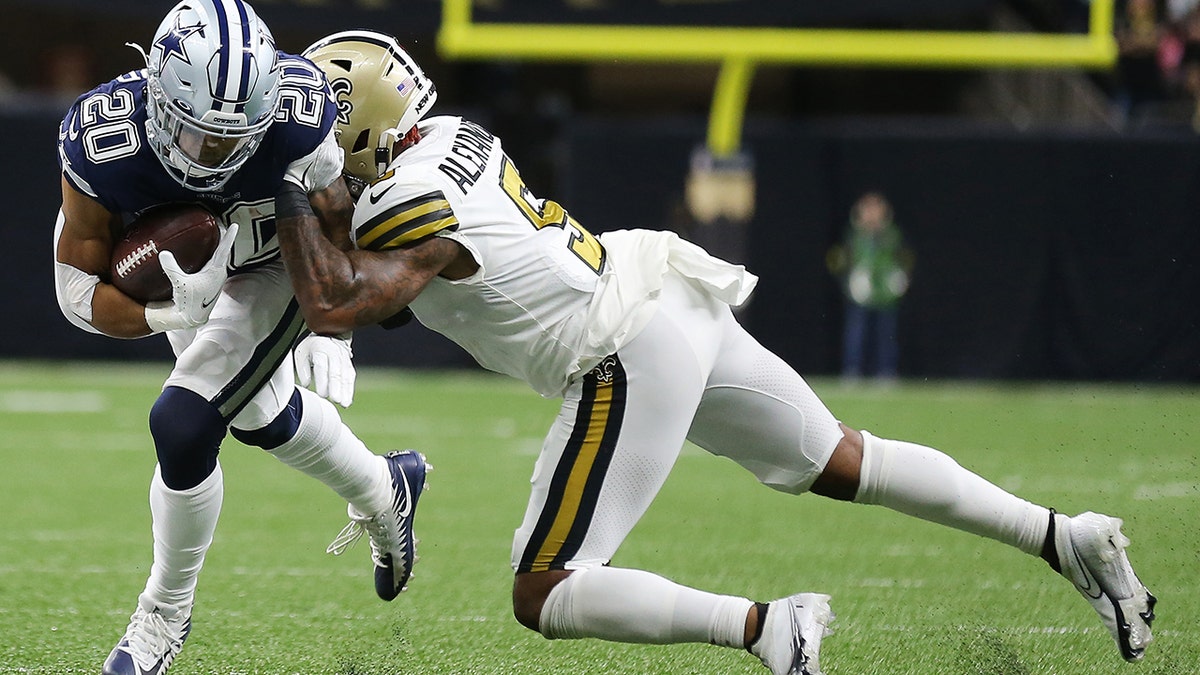 Kwon Alexander tackles Tony Pollard