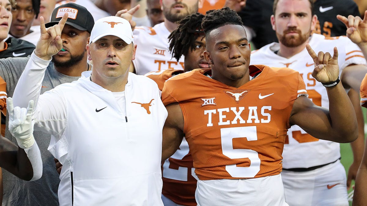 Steve Sarkisian with running back Bijan Robinson