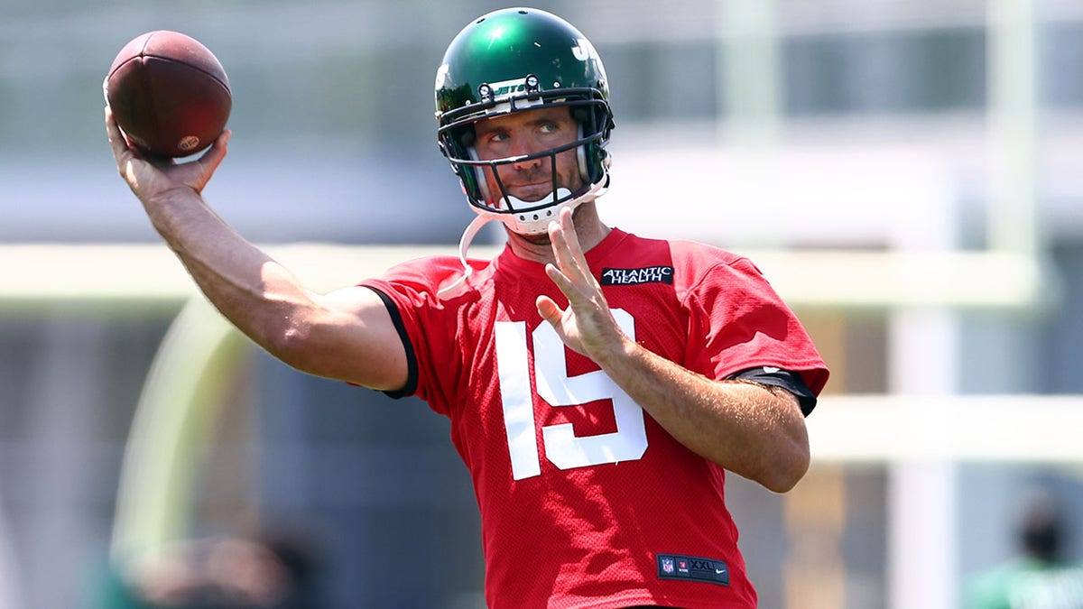 Jets quarterback Joe Flacco throws at training camp