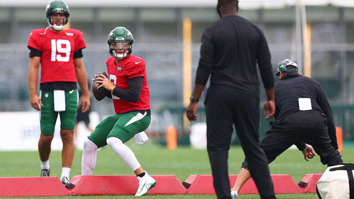 Zach Wilson throws a pass