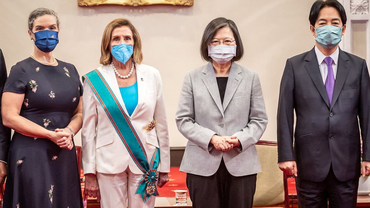 Nancy Pelosi stands with Taiwanese president Tsai Ing-wen