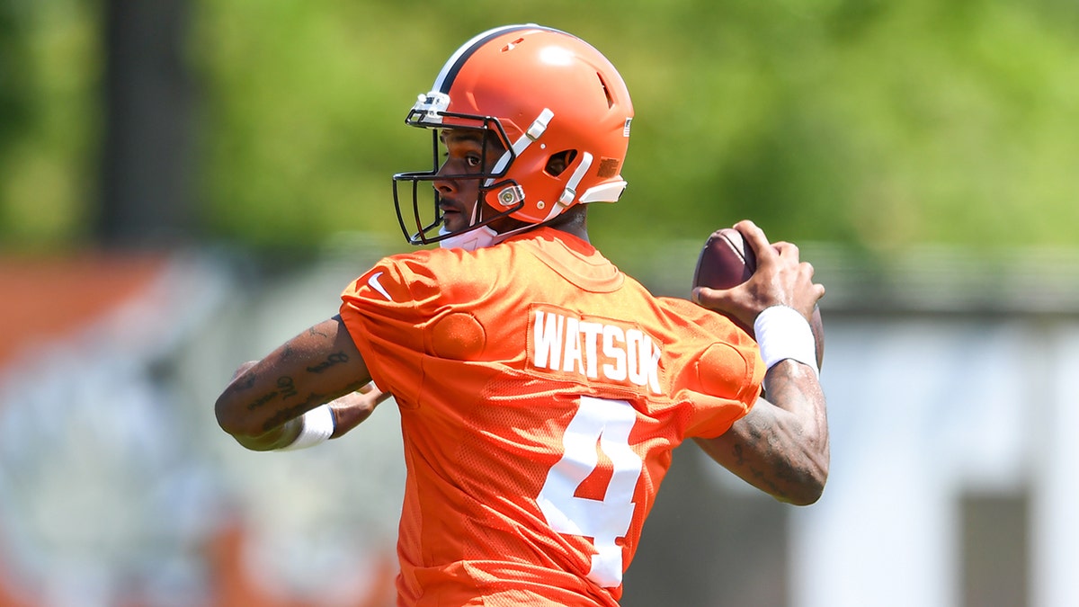 Deshaun Watson fires a ball