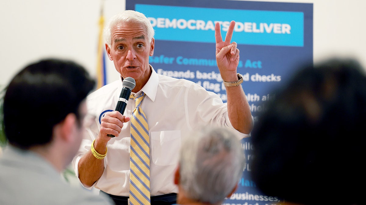 Charlie Crist holding 2 fingers up durin a campaign event