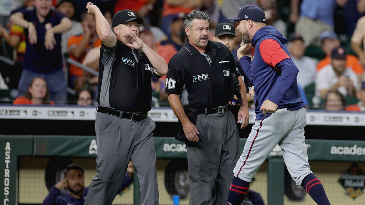 Rocco Baldelli is ejected against the Astros