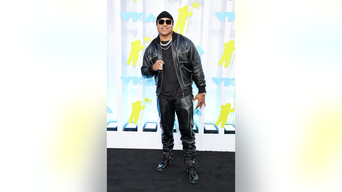LL Cool J poses on red carpet at VMAs