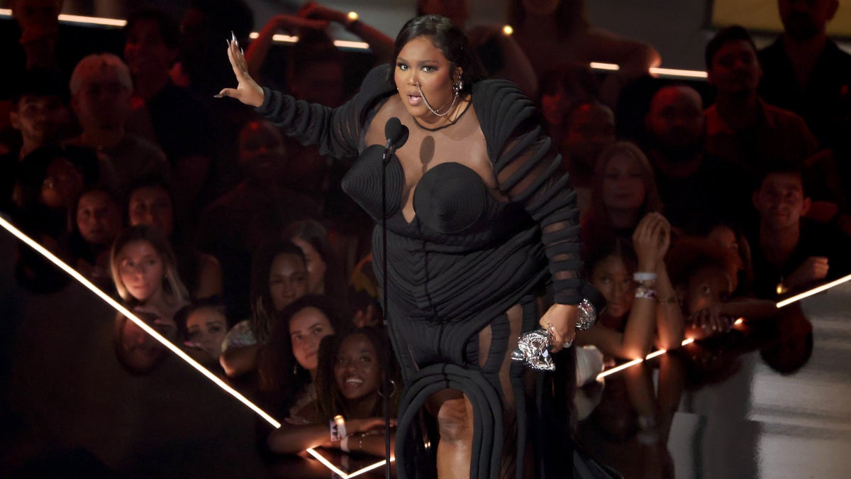 Lizzo gets political at VMAs