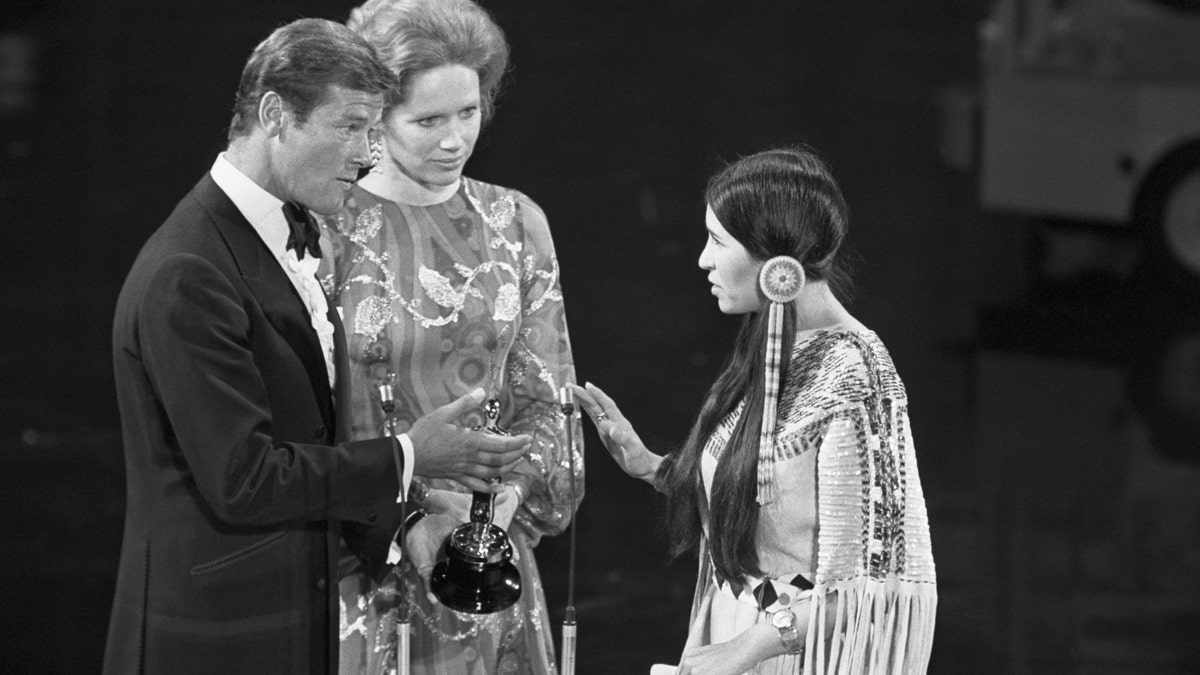 Sacheen Littlefeather declines Oscar