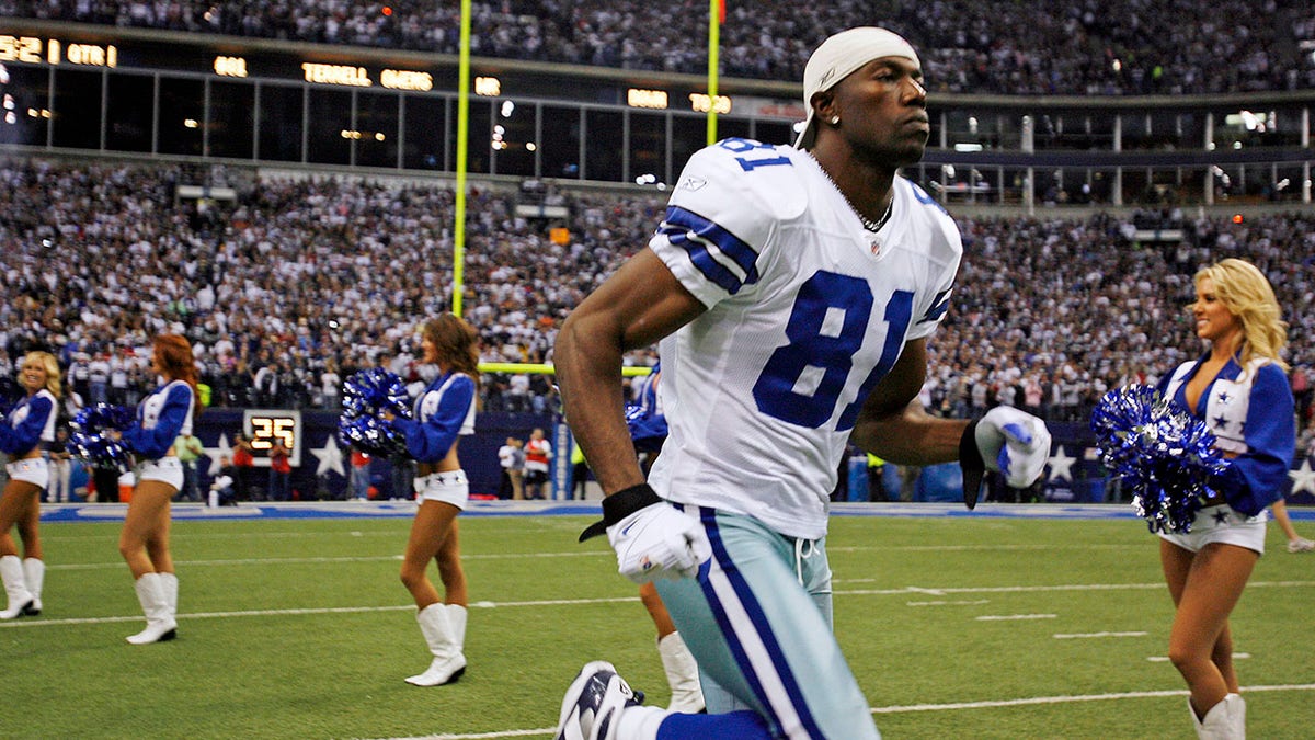 Terrell Owens runs onto the field for the Dallas Cowboys