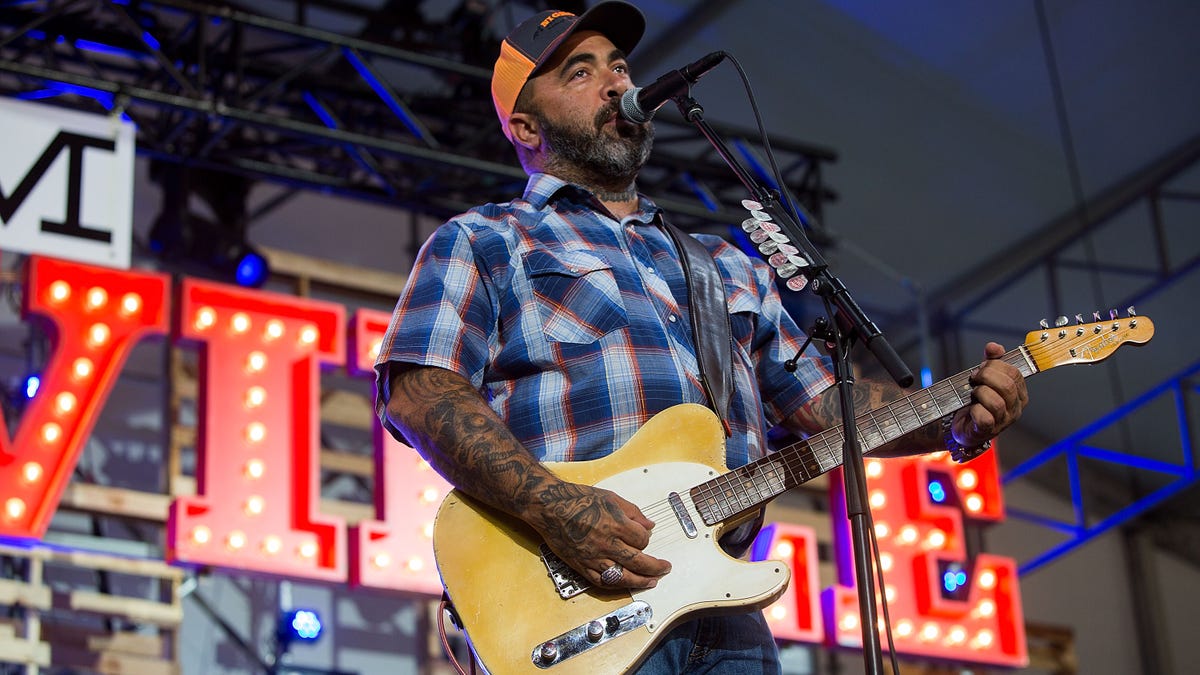 Aaron Lewis performing