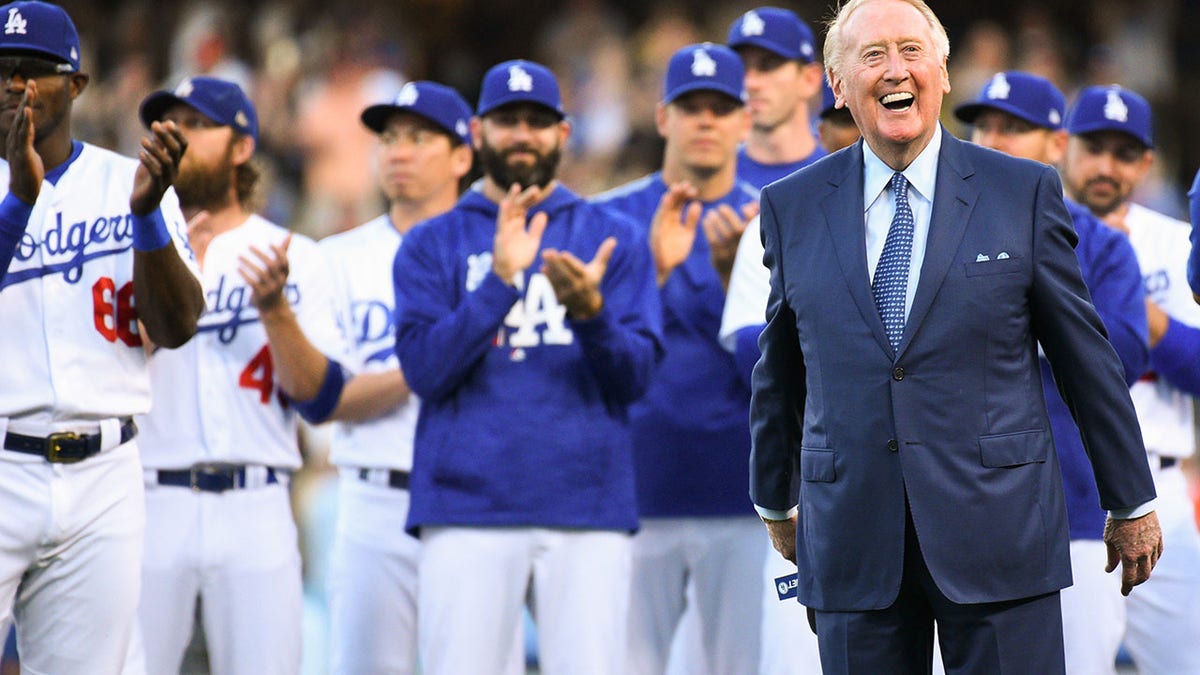 Vin Scully gives a speech at Dodgers stadium