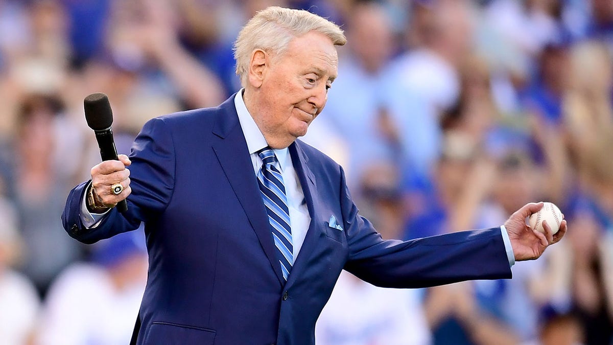 Vin Scully talks to the Dodgers crowd before the 2017 World Series