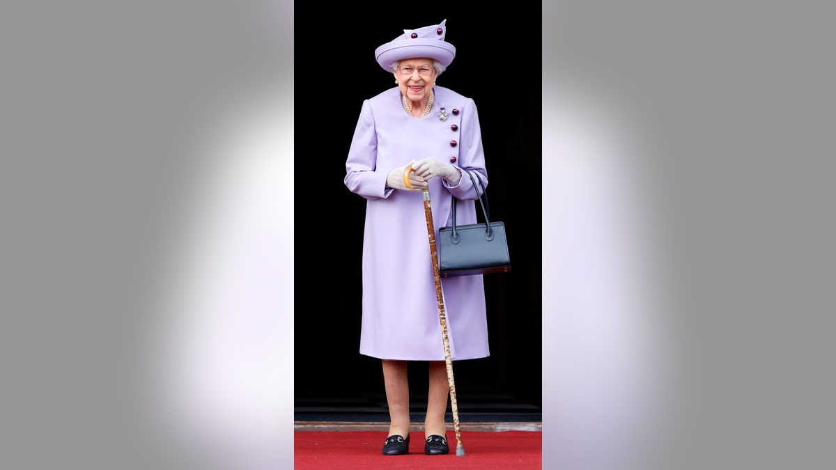 Queen Elizabeth mobility issues