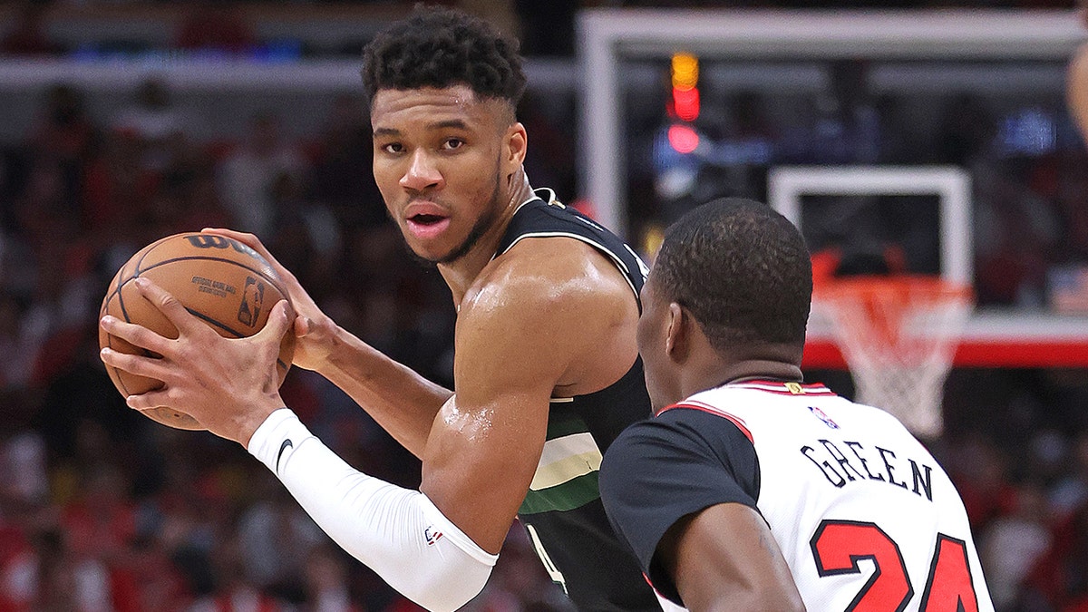 Giannis Antetokounmpo urges slumping Milwaukee Bucks to 'stay together'  amid boos from fans - Eurosport