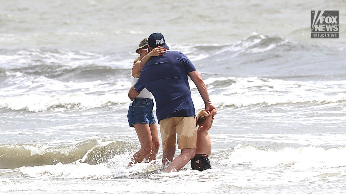 Hunter Biden embraces his wife, Melissa Cohens