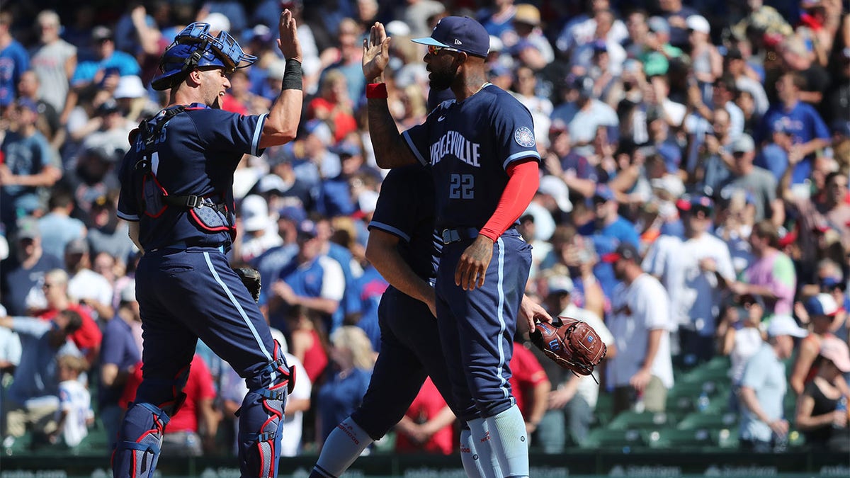 Yan Gomes celebrates with Jason Heyward