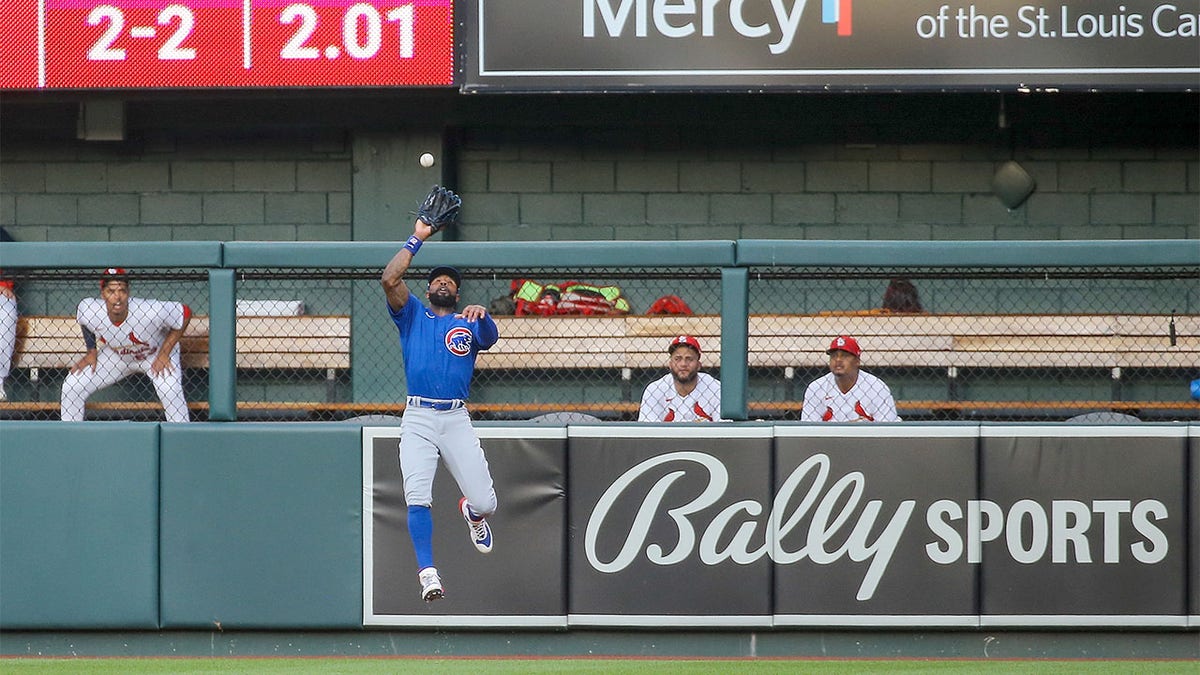 Jason Heyward catches a ball at the wall