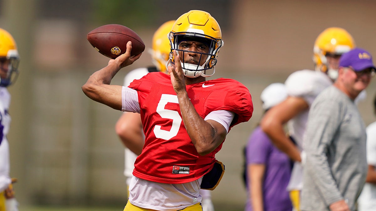 Jayden Daniels throws a ball in LSU football practice.