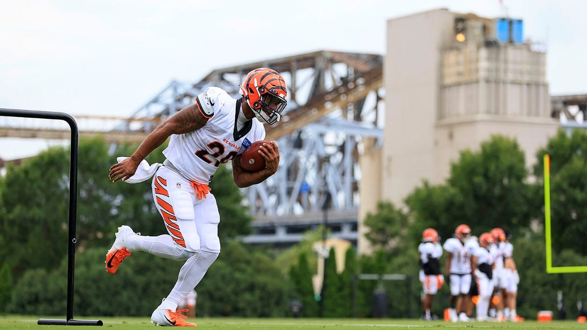 Joe Mixon sprints