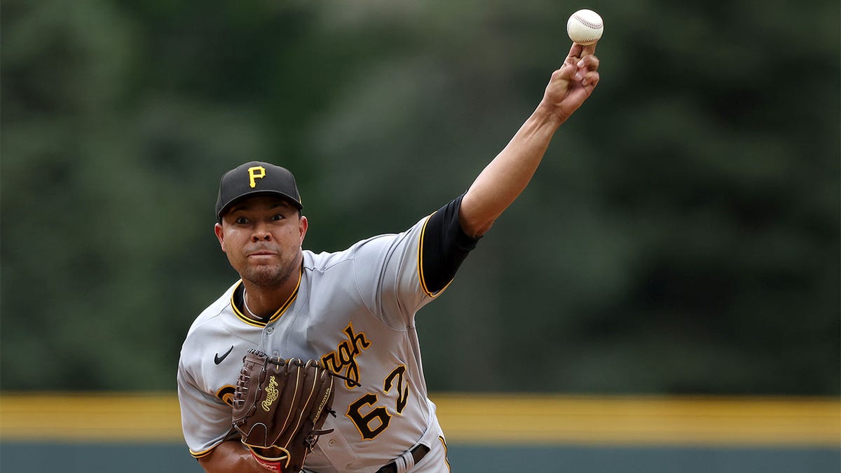 Jose Quintana throws pitch