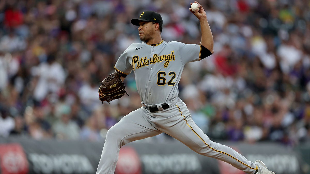 Jose Quintana throws pitch